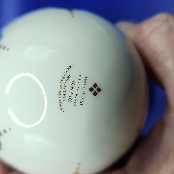 Lenox China Treasures Collection Amethyst Egg with Stand - Picture 5 of 5